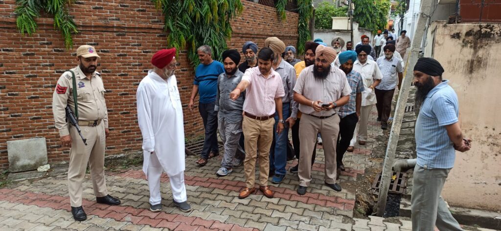 JMC Commissioner inspects civic amenities in Preet Nagar