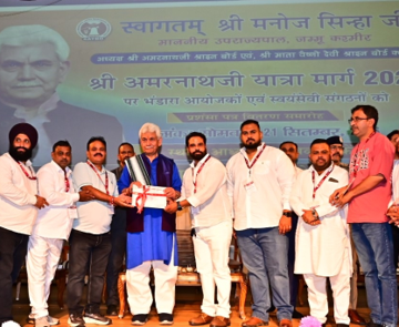 LG felicitates langar orgs on successful Amarnath Yatra