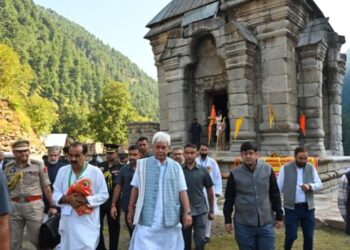LG Sinha flags off Harmukh-Gangbal Yatra
