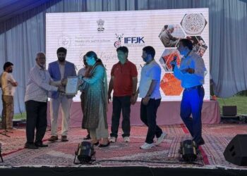 Artisan’s IFFJK show creates buzz, capture attention of tourists, locals