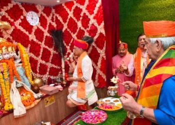 LG Sinha pays obeisance at Sankat Mochan Mandir