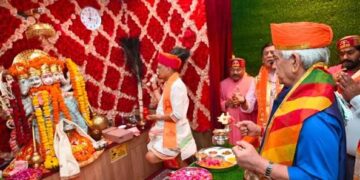 LG Sinha pays obeisance at Sankat Mochan Mandir