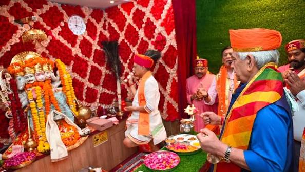 LG Sinha pays obeisance at Sankat Mochan Mandir