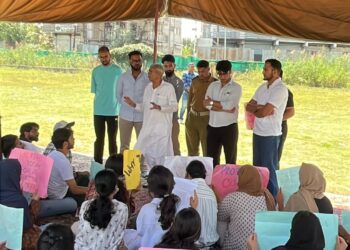 MLA Bandipora visits protesting vet interns