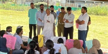 MLA Bandipora visits protesting vet interns