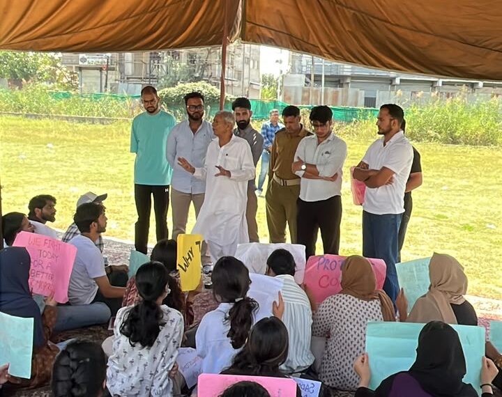 MLA Bandipora visits protesting vet interns