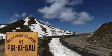Peer-Ki-Gali receives season’s first snowfall, rain lashes J&K parts