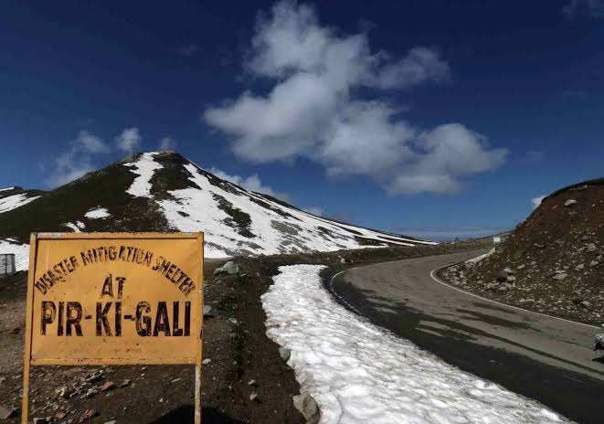 Peer-Ki-Gali receives season’s first snowfall, rain lashes J&K parts