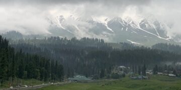 Fresh snow blankets Affarwat peak in Gulmarg; rain sweeps J&K