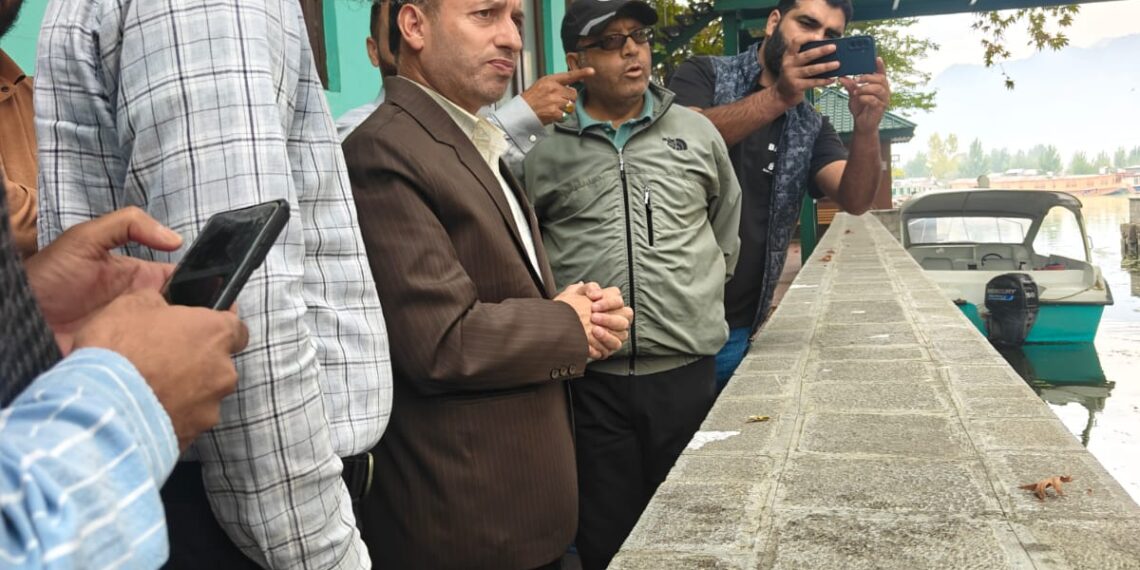 Vice Chairman JKLCMA visits Tchunti Khul, Dal Lock gate to review water flow, hydraulic infrastructure