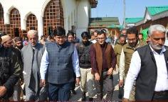 DC Budgam visits Chrar-i-Sharief, holds Public Outreach Programme