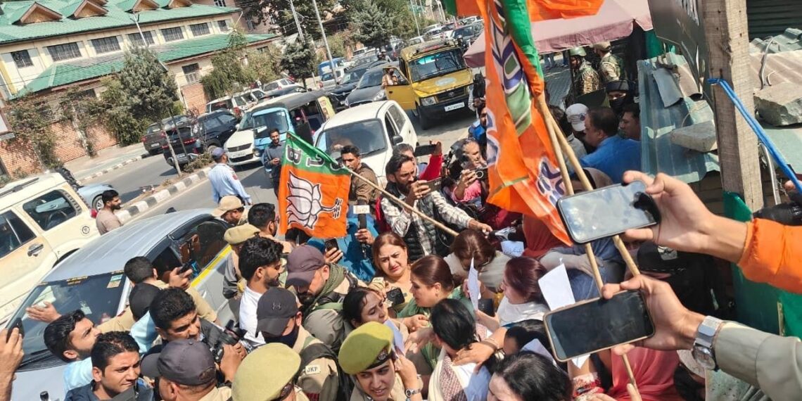 BJP, Cong workers trade slogans in Srinagar protest