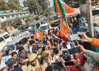 BJP, Cong workers trade slogans in Srinagar protest