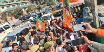 BJP, Cong workers trade slogans in Srinagar protest