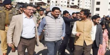 Comm Secy DMRRR, Div Com Kashmir assesses readiness of flats at Transit Camp Zewan