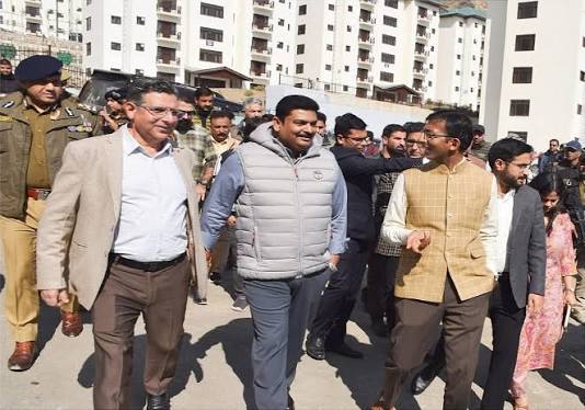 Comm Secy DMRRR, Div Com Kashmir assesses readiness of flats at Transit Camp Zewan