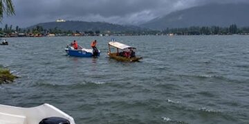 Tourists rescued from Dal Lake amid gusty winds