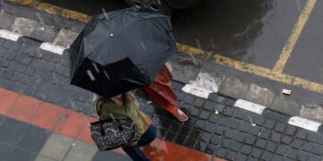 Winter chill grips Kashmir : Upper reaches witness snowfall, rains lash plains